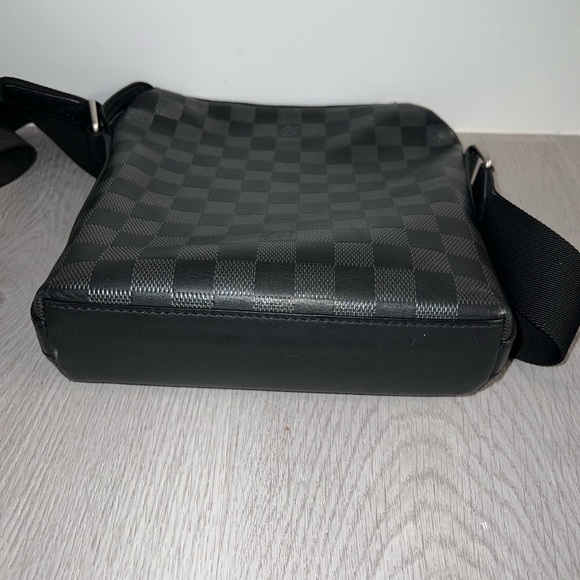 Louis Vuitton Crossbody - Picture 7 of 9